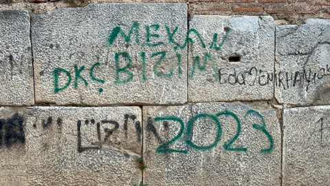 UNESCO Listesindeki Tarihi İznik Surlarına Çirkin Saldırı: Sprey Boyayla Yazılar Yazdılar