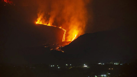 Etna Yanardağı’nda Alarm: Lav Akıntıları Sürüyor, Uçuşlar Durduruldu