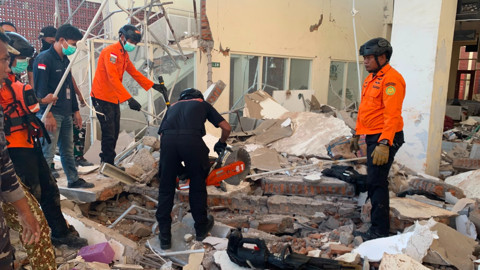 Endonezya'da Deprem Felaketi, Ölü Sayısı Artıyor