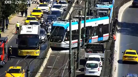 İstanbul'da Korkutan Kaza! Beyoğlu’nda Tramvay Raydan Çıktı