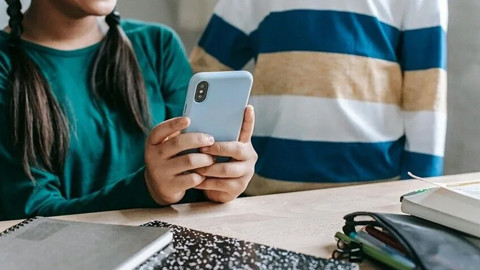Fransa'da Radikal Karar: Liselerde Cep Telefonunu Resmen Yasaklandı