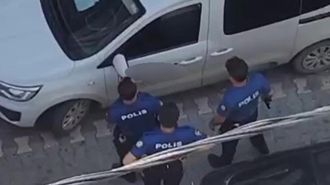 İstanbul'da Bıçaklı Saldırgan Paniği! Polisler Havaya Sıkarak Durdurabildi