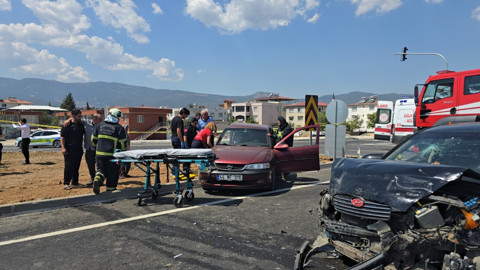 Gaziantep'te 2 Araç Birbirine Girdi, Yaralılar Var