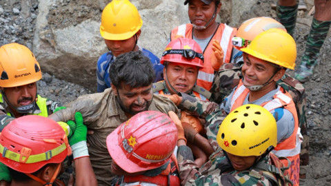 Nepal’de Mucize Kurtuluş! Tünelde Mahsur Kalan 2 İşçi 9 Gün Sonra Sağ Çıkarıldı