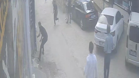 Saldırgan Erkek Sokak Ortasında Dehşet Saçtı! Kadına Şiddet Uyguladı, Engel Olmak İsteyen Genci Bıçakladı