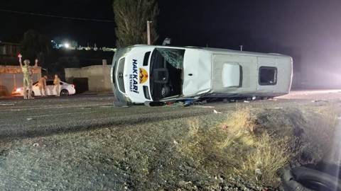 Van'da Kamyonla Minibüs Çarpıştı.. 13 Yaralı