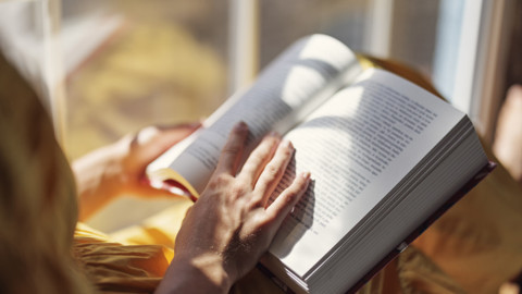 İlaç Değil Kitap! Bilim İnsanları Açıkladı: Her Gün Kitap Okumak Beyni Yeniliyor, Demansı Önlüyor