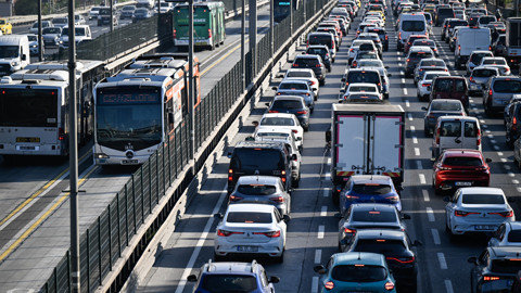 İstanbul'da Trafik Çilesinin Bedeli Ağır: Yılda 120 Saatimiz ve 10 Milyar Dolarımız Yollarda Eriyor