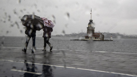 İstanbul’da Hafta Sonu Planı Yapanlar Dikkat! AKOM Uyardı: Yağışlar Geri Geliyor, Sıcaklıklar Düşüyor