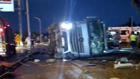 Antalya'da Feci Kaza, 2 Kişi TIR'ın Altında Kaldı