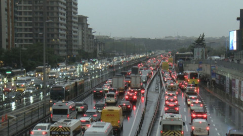 İstanbul'da Trafik Durma Noktasında! Olumsuz Hava Kenti Esir Aldı