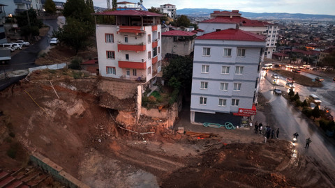 Kahramanmaraş'ta Korku Dolu Anlar! Temel Kazısında Toprak Kaydı, 2 Bina Boşaltıldı