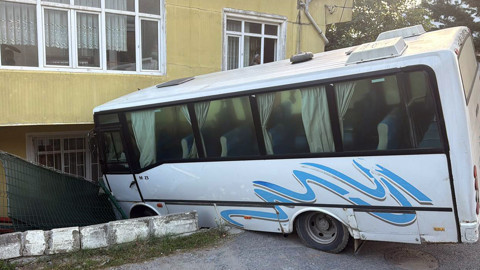 Arnavutköy'de Kabus Anları: Freni Boşalan Servis Midibüsü Evin Bahçesine Uçtu!