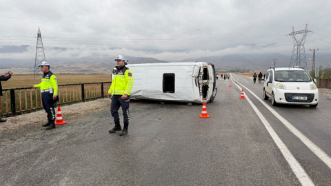 Hakkari'de Öğrenci Servisi Devrildi, Yaralılar Var