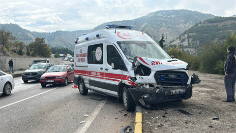 Burdur'da Ambulans Zincirleme Kazaya Karıştı, Yaralılar Var