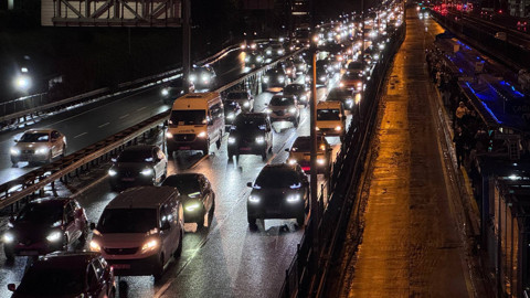 İstanbul’da Mesai Bitmeden Trafik Kilitlendi! Yoğunluk Yüzde 89’a Ulaştı