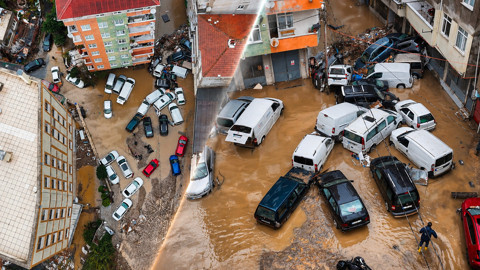 Sarıyer'de Sel Sonrası Korkunç Manzara: 55 Araç Üst Üste Yığıldı