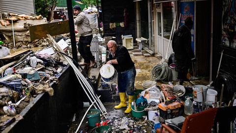 İstanbul'da 'Sel' Seferberliği! Vatandaşlar Bir Yanda Ekipler Diğer Yanda Dört Koldan Mücadele