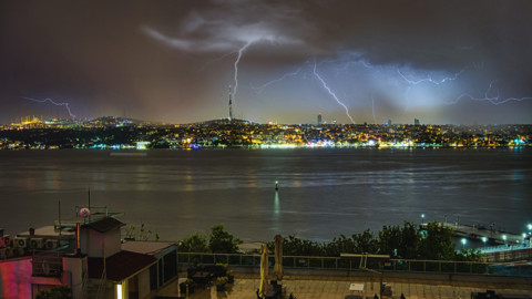 Meteoroloji'den İstanbul İçin Kritik Uyarı! Ülke Genelinde Sarı ve Turuncu Alarm: Sel, Su Baskını ve Heyelana Dikkat