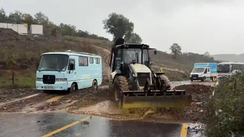 Şile'de 2 Ayrı Bölgede Toprak Kaydı, Yol Trafiğe Kapandı