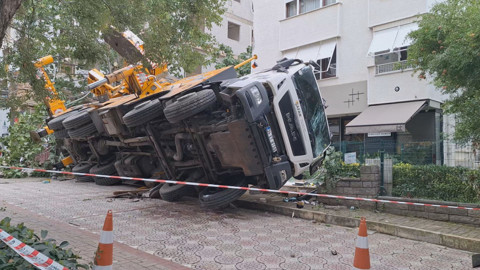Kadıköy'de Devrilen Vinç 11 Katlı Binaya Çarptı