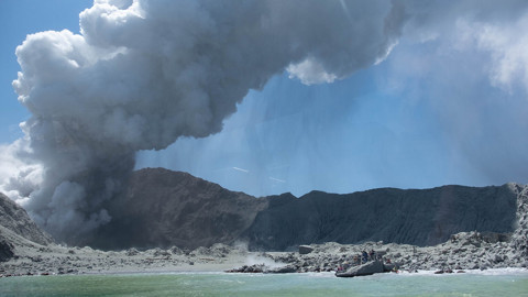 Whakaari Yanardağı'nda Sıcaklık 400 Dereceye Dayandı, Alarm Seviyesi 3'e Yükseltildi! 2019'da 22 Turist Hayatını Kaybetmişti