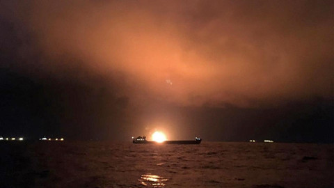 Hürmüz Boğazı'nda Alevli Gece! İran, 4 Gemiyi Vurduğunu; 3 Geminin ise Mayına Çarptığını Duyurdu
