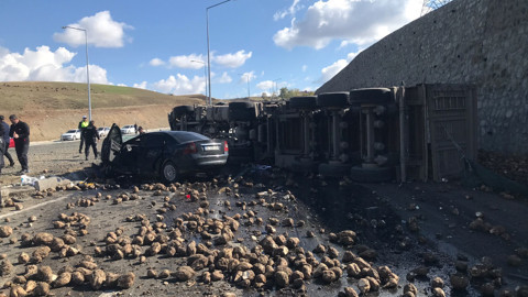 Ağrı'da Kavşakta Can Pazarı: Şeker Pancarı Yüklü Tır Otomobille Çarpıştı