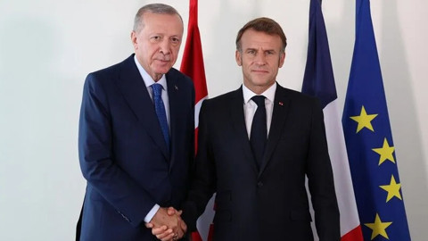 Cumhurbaşkanı Erdoğan Macron'la Görüştü, Zirveye Davet Etti