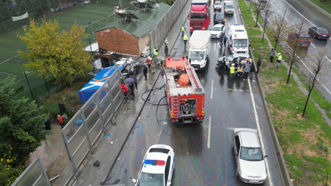 İstanbul'da Tır Dehşeti: Karşı Şeritteki 2 Araca Çarpıp 5 Metreden Aşağı Düştü! Yaralılar Var