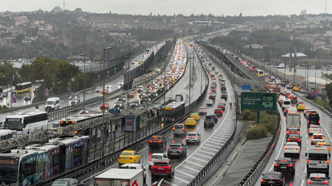 Sağanak Yağış Kenti Esir Aldı: İstanbul'da Trafik Yoğunluğu Yüzde 80'e Dayandı! Alt Geçitte Mahsur Kaldılar
