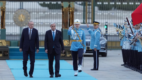 Cumhurbaşkanı Erdoğan Kazakistanlı Mevkidaşı Tokayev'le Görüştü: Külliye'de Görkemli Karşılama