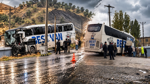 Şırnak-Hakkari Karayolunda Can Pazarı: Arı Yüklü Tırla Çarpışan Otobüs Eve Daldı!