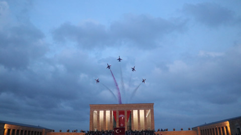 Türk Yıldızları'ndan Anıtkabir Semalarında Saygı Uçuşu
