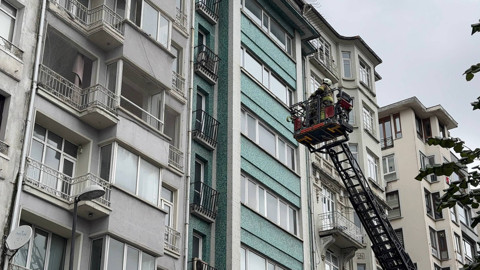 Şişli'de Korku Dolu Anlar: 8 Katlı Binanın Üst Katı Alev Alev Yandı