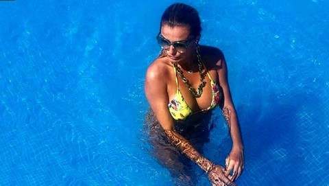 Tuğba Özay, karantinada formunu korudu! Havuz başı pozları tam not aldı