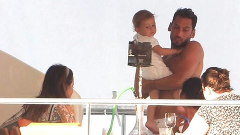 Hakan Çalhanoğlu ve eşi Sinem Çalhanoğlu tatilde
