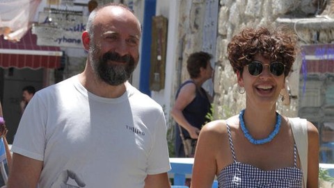 Bergüzar Korel ve Halit Ergenç pazar alışverişinde