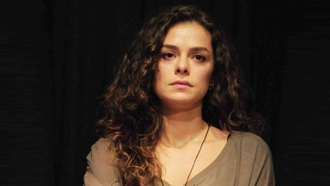Oyuncu Özge Özpirinçci, siyah bikinisiyle amuda kalktı
