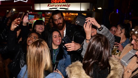 Hayranları Can Yaman'ın evinin önünde 7 saat beklediler