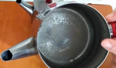 Çaydanlıktaki kireci silgi gibi silip atan formül bulundu: Matlaşmalar ve kireçlenmeler son bulacak. Çaydanlık kireci nasıl temizlenir?