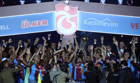 Süper Lig şampiyonu Trabzonspor kupasını kaldırdı