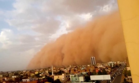 Sudan'ı kum fırtınası vurdu: Kıyamet filmini andıran görüntü!