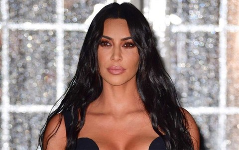Kim Kardashian makyajsız ve yalın ayak!