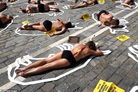 Protesto için soyundular