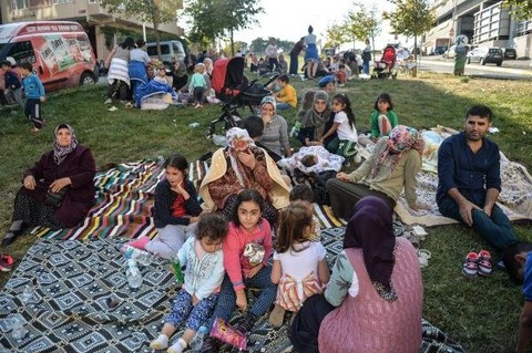 İstanbul'da deprem sonrası vatandaşlar sokağa döküldü