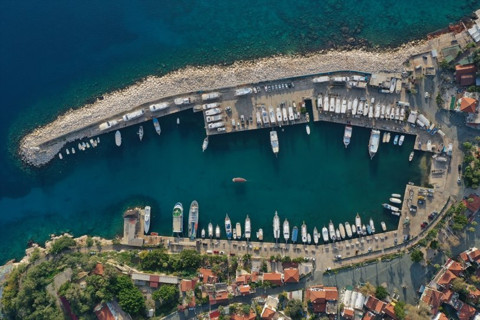 Turizmin başkentinde sahiller turistlere kaldı