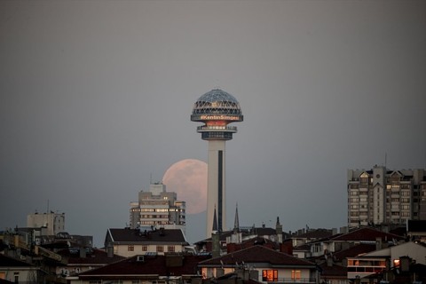 Ankara'da dolunay ve Atakule tabloluk görüntü oluşturdu