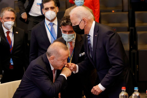 NATO Zirvesi'nde Erdoğan ve Biden'dan dikkat çeken görüntüler