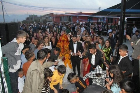 Say say bitiremediler! Aşiret düğününde takılan takı dudak uçuklattı